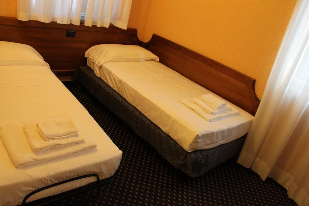 Hotel Don Carlo Broni 외부 사진